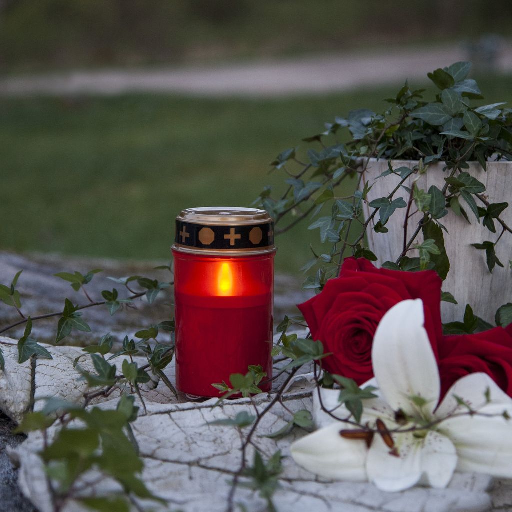 LED GRAVLYS SERENE / RØD / 12 cm / BATTERI / TIMER / UTENDØRS