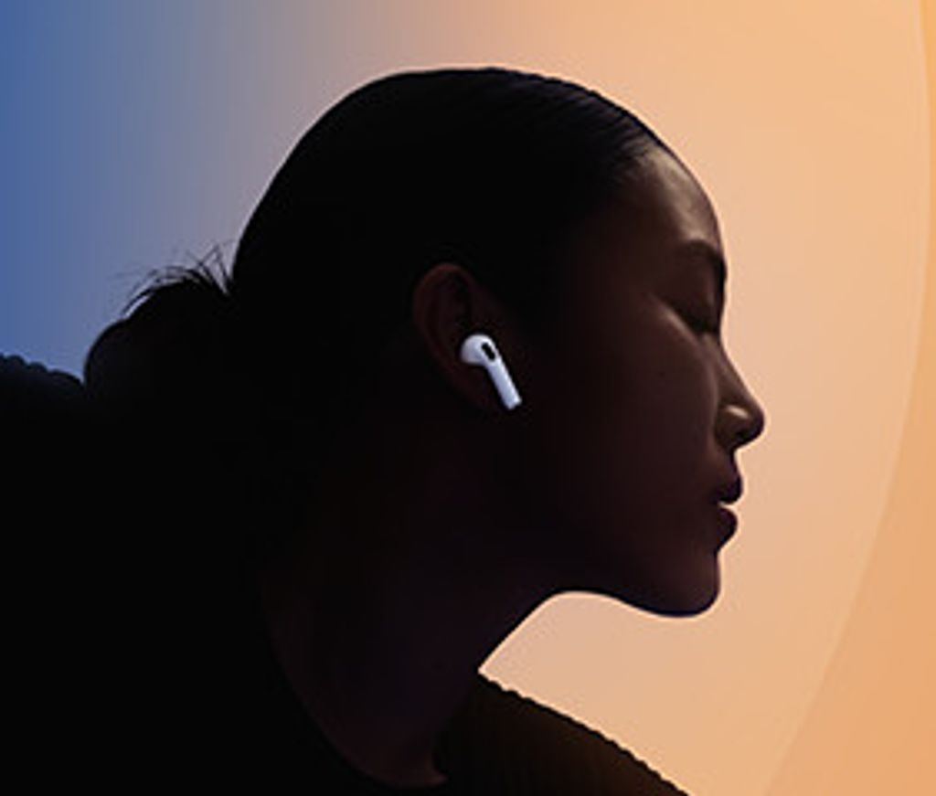 Apple AirPods 5 trådløse høretelefoner med trådløst opladningsetui – hvid
