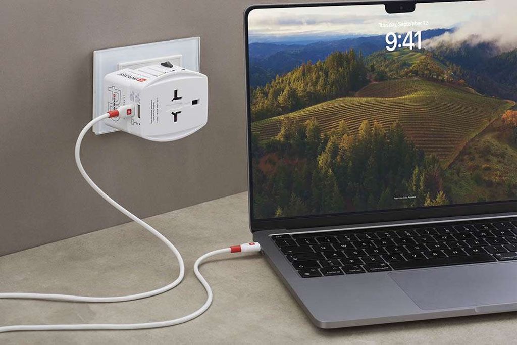 SKROSS universal reiseadapter med USB-A/USB-C 30W PD