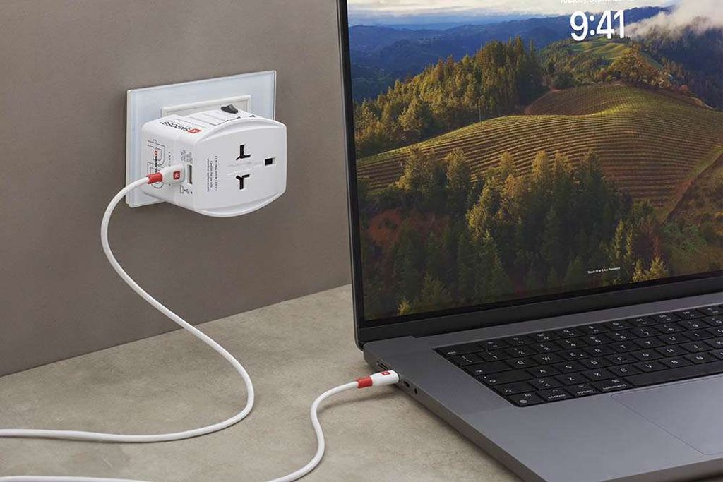 SKROSS universal reiseadapter med USB-A/USB-C 45W PD + USB-C-kabel