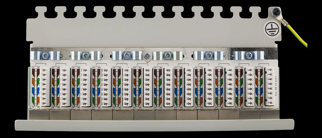 Deltaco patchpanel, 12xRJ45, Cat6a, veggmonterbar, 10Gbps - Grå