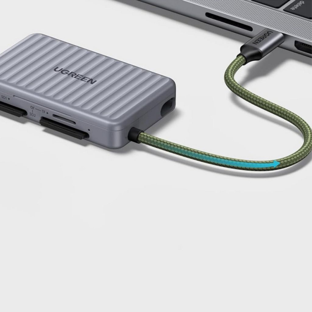 Ugreen 55886 USB-C hukommelseskortlæser med opbevaringsboks - Grå