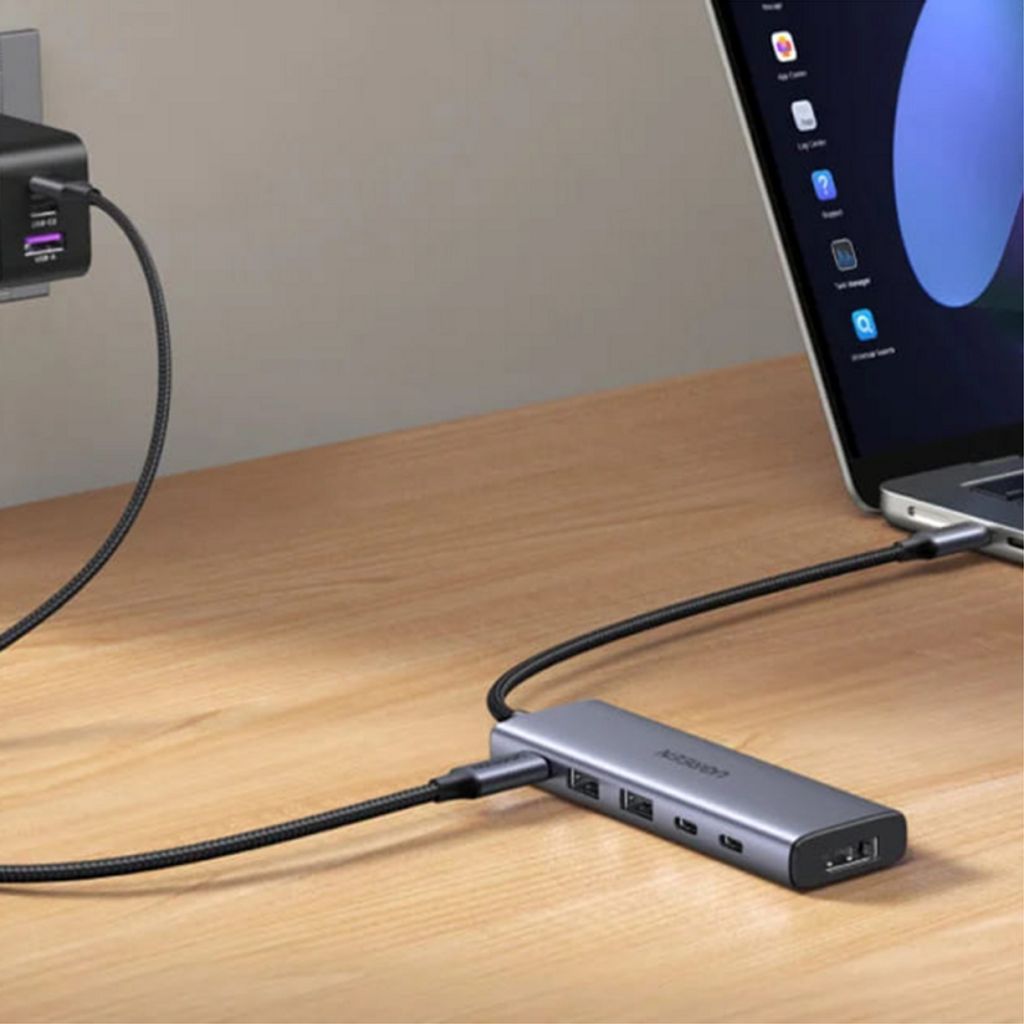 Ugreen CM511 USB-C-keskitin 6in1 2x USB 3.2, 3x USB-C, 1x DisplayPort - Harmaa