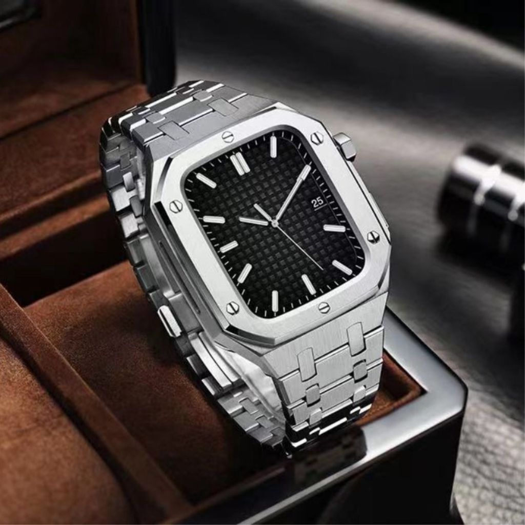 Apple Watch Series 8 / 7 45mm Klockarmband med Skal - Silver