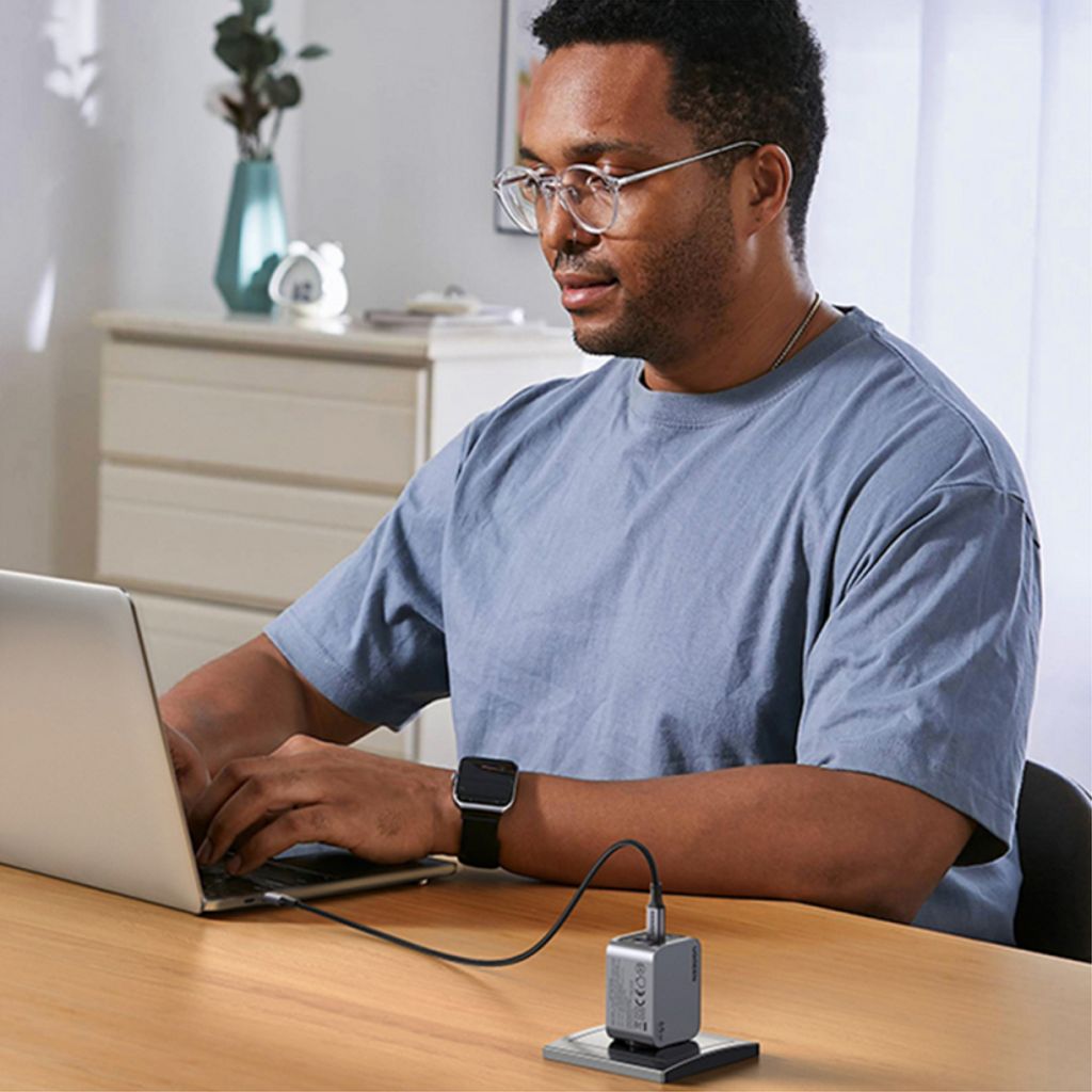 UGREEN X755 Nexode Pro 65W -seinälaturi – 2x USB-C / 1x USB-A USB-C-kaapelilla