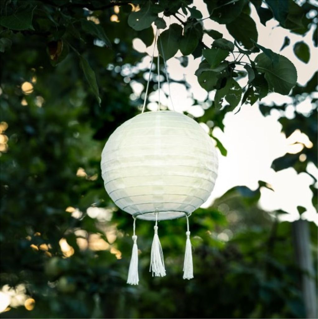 Aurinkokennovalaisin riisipaperivalaisin pyöreä tupsuilla – ripustettava, valkoinen