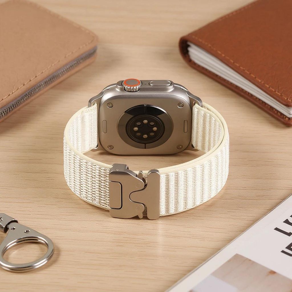 Apple Watch 49/46/45/44mm Nylon-kellonranneke laskuvarjosoljella - musta