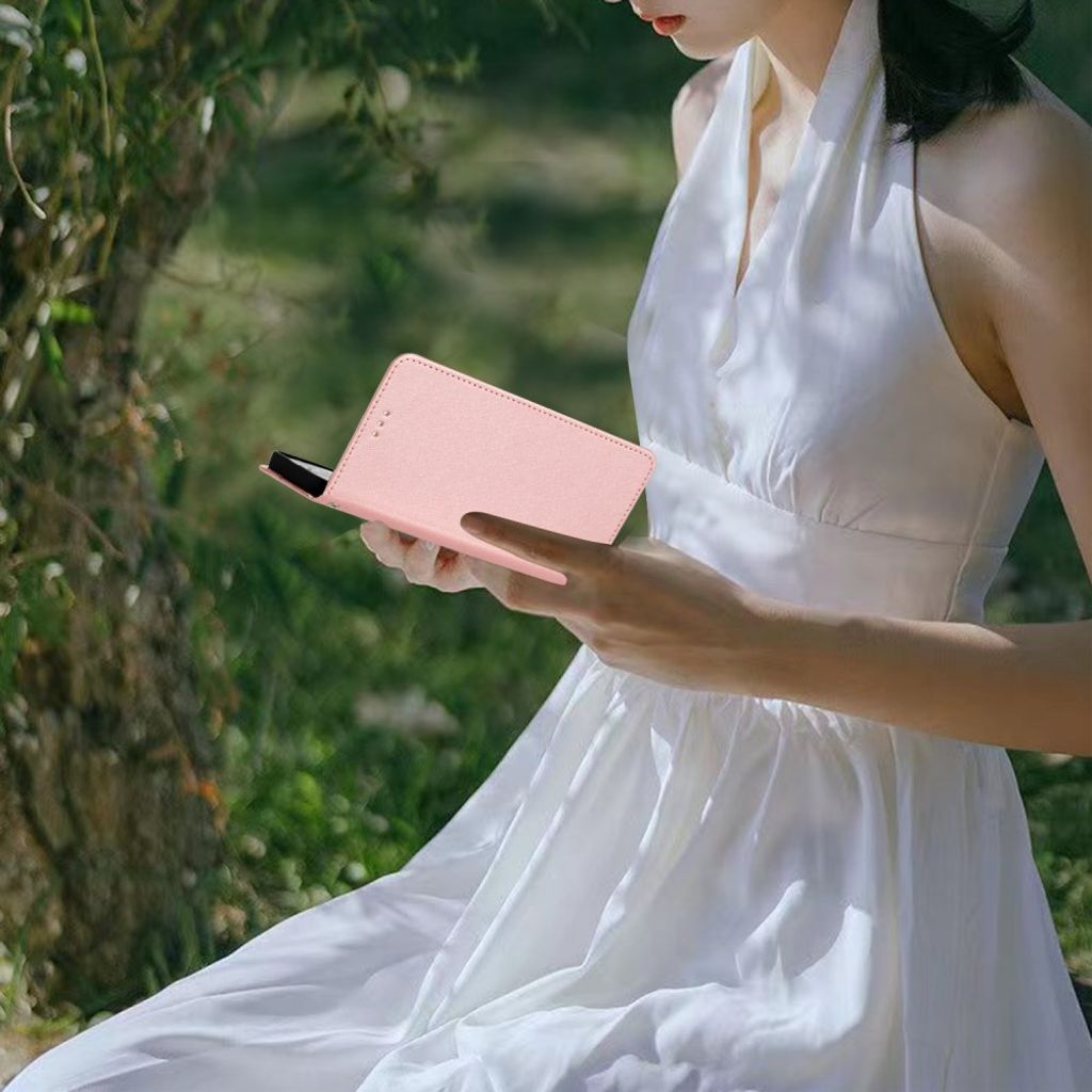 Silketekstur pungetui til iPhone 12 Pro med stativ og håndledsrem – rose guld