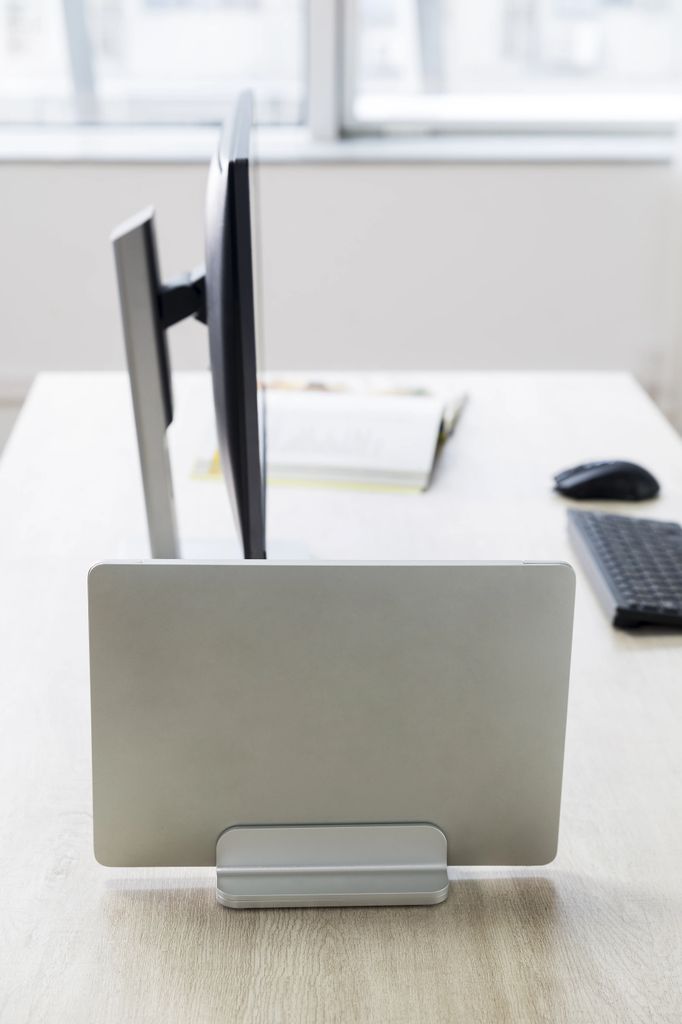 Deltaco vertikalt laptopstativ - sølvfarget 11-17" aluminium