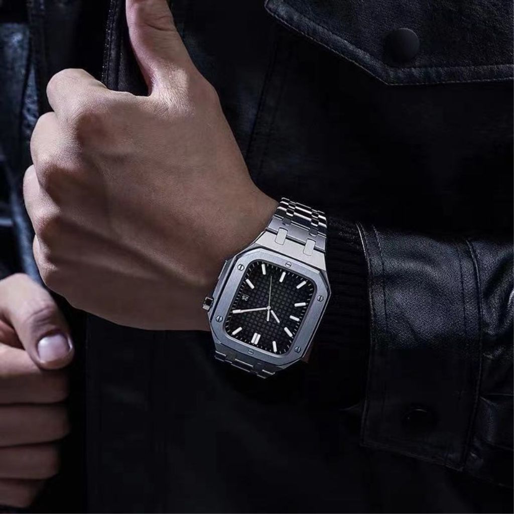 Apple Watch Series 8 / 7 45mm Klockarmband med Skal - Silver