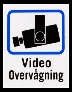 Deltaco dansk tv/video övervakningsskylt i plast 8x10cm – 2-pack