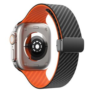 Apple Watch 49 / 46 / 44 / 42mm kellonranneke hiilikuitukuvioinnilla - Musta/Oranssi