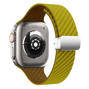 Apple Watch 49 / 46 / 44 / 42mm Klockarmband kolfibertextur - Gul/Brun
