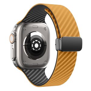 Apple Watch 49 / 46 / 44 / 42mm kellonranneke hiilikuitukuvioinnilla - Vaaleanruskea/musta