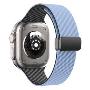 Apple Watch 49 / 46 / 44 / 42mm kellonranneke hiilikuitukuvioinnilla - Vaaleansininen/musta
