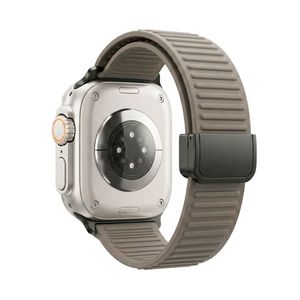 Apple Watch 49/46/44/42mm Silikoni kelloranneke magneettisella sulkemisella - Ruskea