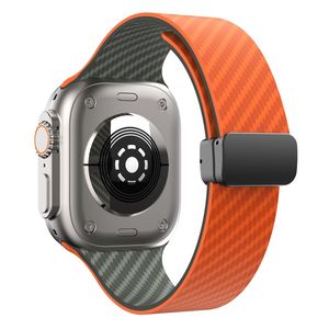 Apple Watch 49 / 46 / 44 / 42mm kellonranneke hiilikuitukuvioinnilla - Oranssi/vihreä