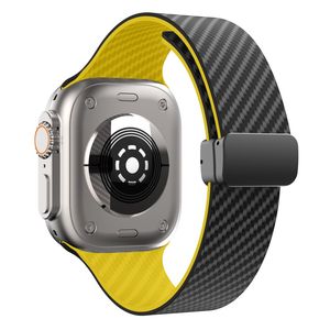 Apple Watch 49 / 46 / 44 / 42mm kellonranneke hiilikuitukuvioinnilla - Musta/Keltainen