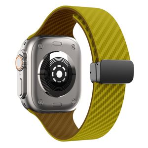 Apple Watch 49 / 46 / 44 / 42mm kellonranneke hiilikuitukuvioinnilla - Keltainen/ruskea