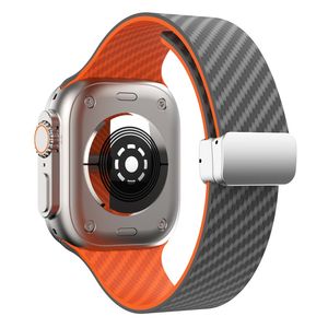 Apple Watch 49 / 46 / 44 / 42mm Klockarmband kolfibertextur - Grå/Orange