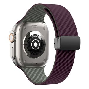 Apple Watch 49 / 46 / 44 / 42mm kellonranneke hiilikuitukuvioinnilla - Violetti